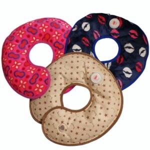 BORSA ACQUA CALDA ELETTRICA PER SPALLE E COLLO A FORMA DI U CON RIVESTIMENTO IN TESSUTO MORBIDO FANTASIE ASSORTITE