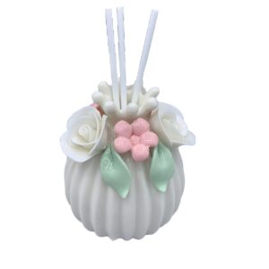 PROFUMATORE DECORATO CON ROSE IN CERAMICA BIANCA , FOGLIE VERDI E FIORELLINI ROSA, COMPLETO DI BACCHETTE