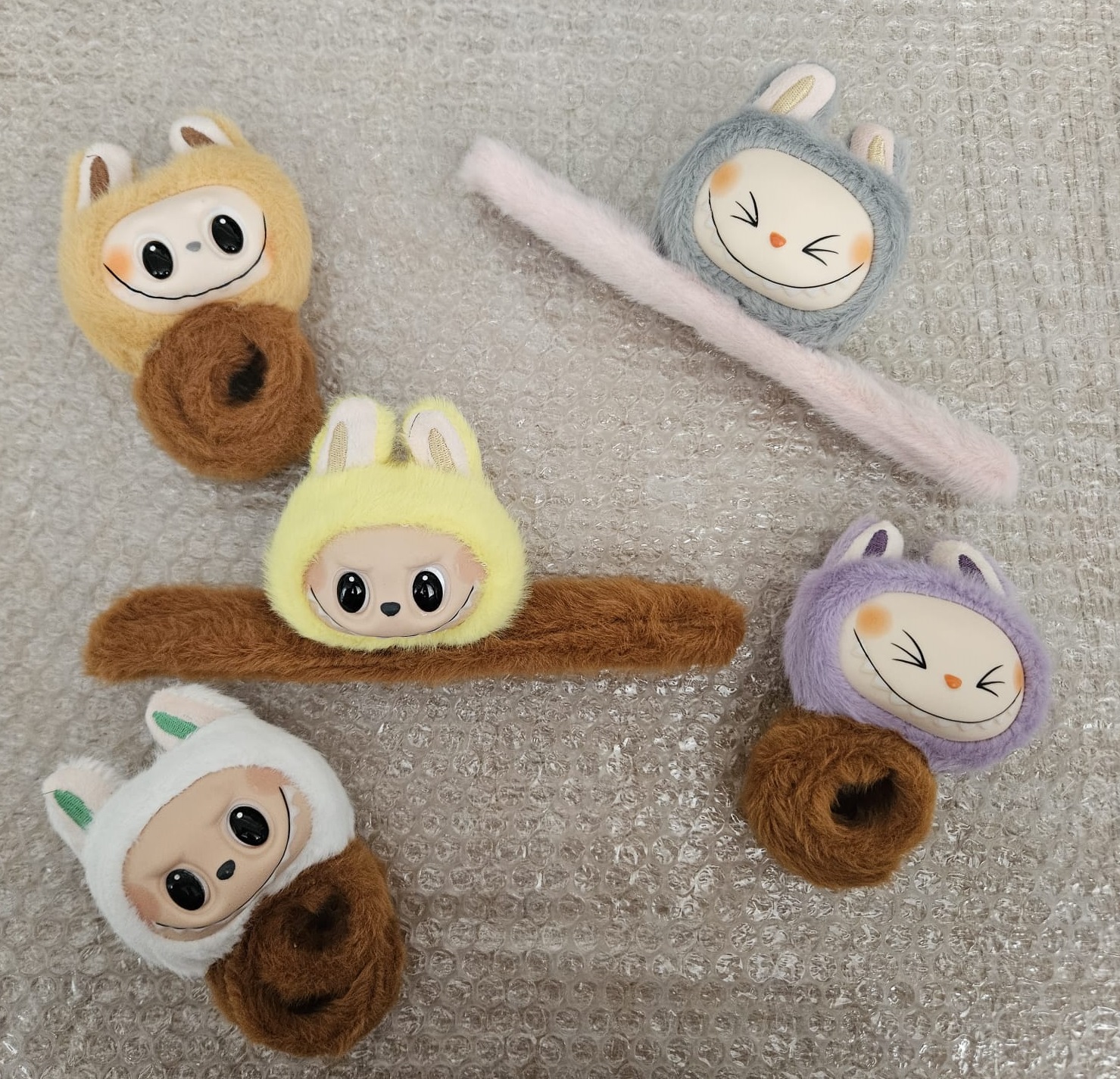 LABUBU COPPIA BRACCIALI AD AVVOLGIMENTO A SCATTO PELOSETTO - MODELLI CASUALI E SONORI